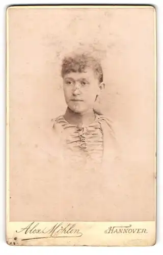 Fotografie Alex. Möhlen, Hannover, Portrait hübsche Dame mit lockigem Haar in geraffter Bluse