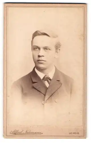 Fotografie Alfred Naumann, Leipzig, Portrait blonder junger Mann im Jackett