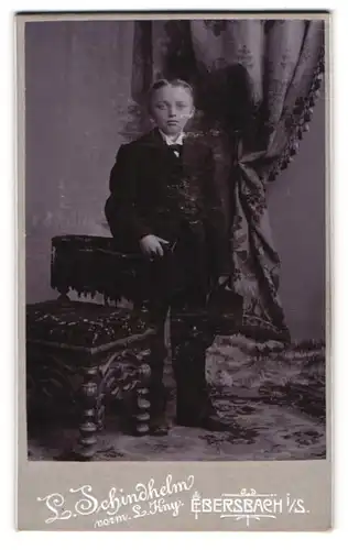 Fotografie L. Schindhelm, Ebersbach i. S., Portrait hübscher Bube mit Hut im Anzug