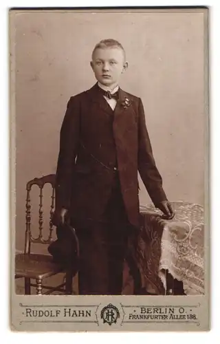 Fotografie Rudolf Hahn, Berlin, Portrait blonder Bube mit Hut im Anzug