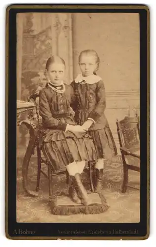 Fotografie A. Bohne, Aschersleben, Portrait zwei bildschöne Mädchen in niedlichen Kleidern