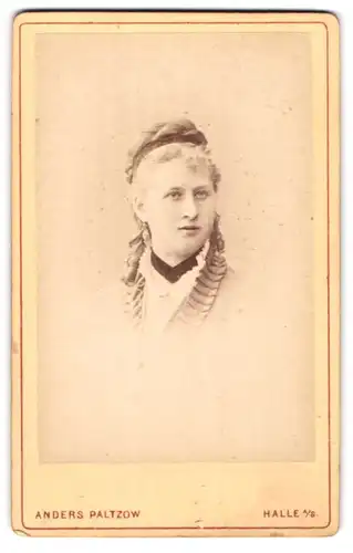 Fotografie Anders Paltzow, Halle a. S., Portrait blonde junge Schönheit mit Flechtdutt und Haarband