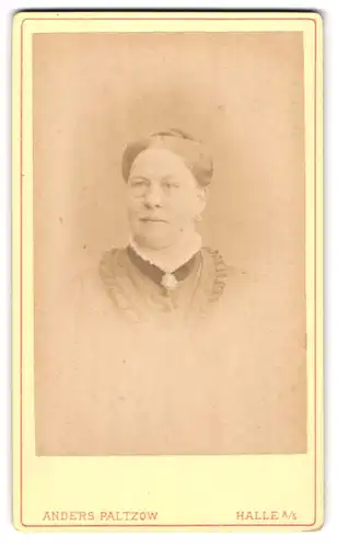 Fotografie Anders Paltzow, Halle a. S., Portrait betagte schöne Frau mit Brosche am Rüschenkragen