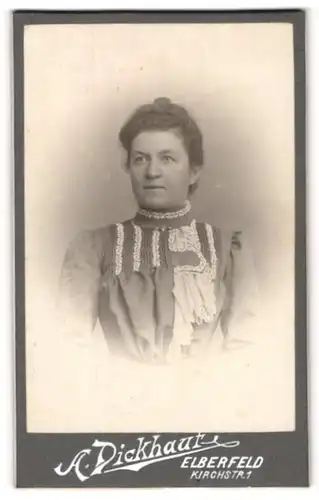 Fotografie A. Dickhaut, Elberfeld, Portrait dunkelhaarige hübsche Dame in elegant bestickter Bluse