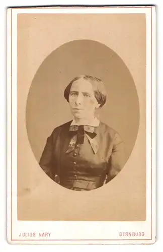 Fotografie Julius Nary, Bernburg, Portrait hübsche Dame mit Schleife am Kleiderkragen
