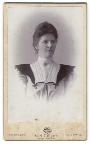 Fotografie Carl Hillger, Osterburg, Portrait hübsche Dame mit Brosche am Blusenkragen