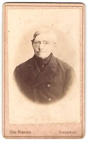 Fotografie Hrm. Döhring, Osterburg, Portrait betagter Herr mit grauem Haar