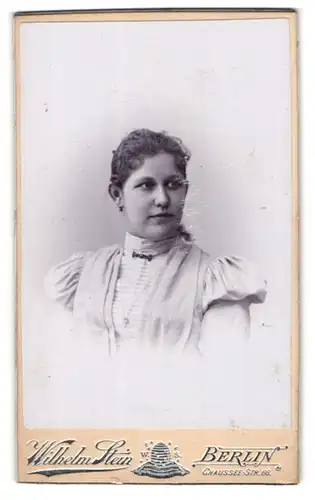 Fotografie Wilhelm Stein, Berlin, Portrait bezaubernde junge Frau mit Brosche am Kleiderkragen