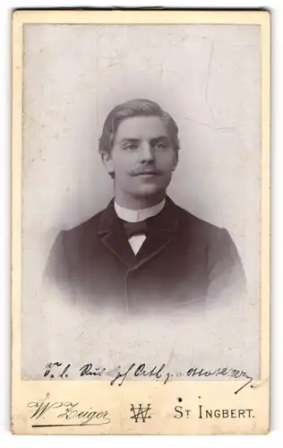 Fotografie W. Zeiger, St. Ingbert, Portrait charmant blickender junger Mann mit Schnurrbart