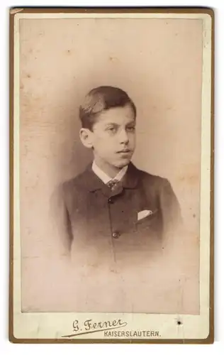 Fotografie G. Ferner, Kaiserslautern, Portrait niedlicher Bube im Jackett