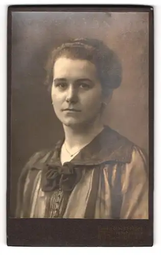 Fotografie Atelier Hahn, Dresden-Altstadt, Portrait bilschöne junge Frau mit Schleife an der Bluse