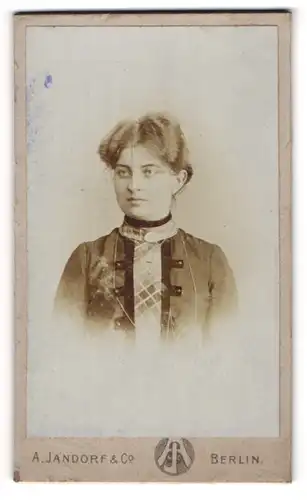 Fotografie A. Jandorf, Berlin, Portrait bildschöne junge Frau in eleganter Bluse