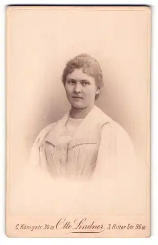 Fotografie Otto Lindner, Berlin, Portrait blondes Fräulein in weisser Bluse