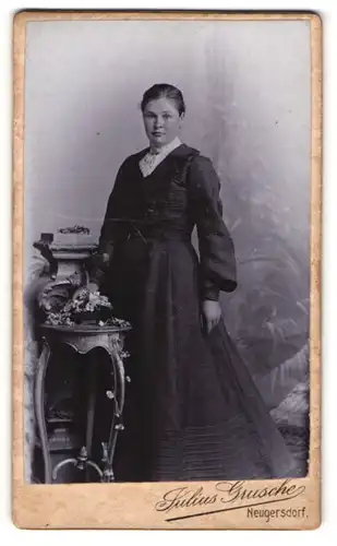 Fotografie Julius Grusche, Neugersdorf, Portrait hübsche Dame im prachtvollen Kleid