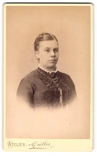 Fotografie Atelier Müller, Rochlitz, Portrait schönes Fräulein in elegant bestickter Bluse