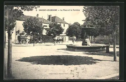 AK Savigny-les-Beaune, La Place et la Fontaine