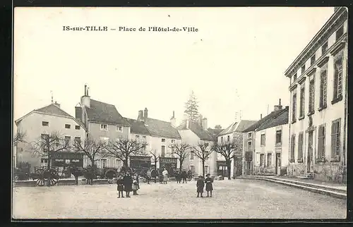 AK Is-sur-Tille, Place de l`Hotel-de-Ville