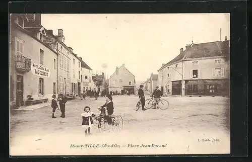 AK Is-sur-Tille, Place Jean-Durand, Hotel du Cheval Blanc, Kind auf Dreirad in Pferdegestalt