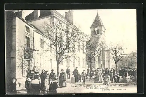 AK Is-sur-Tille, Place de l`Eglise, Sortie des Vepres