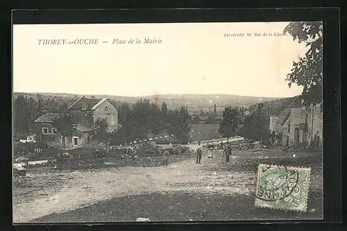 AK Thorey-s-Ouche, Place de la Mairie