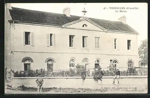 AK Trouhans / Cote-d`Or, La Mairie, Kinder vorm Rathaus