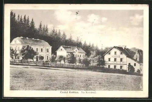 AK Ceska Kubice, Gruppe Häuser vor dem Wald