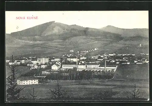 AK Nova Kdyne, Panoramablick auf Ort und Hügel