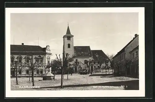 AK Kasejovice, Ortspartie an der Kirche