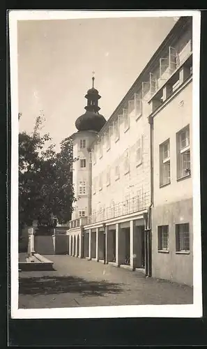 AK Bukovany, Am Schloss, Fassade mit Turm