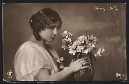 AK Schauspielerin Henny Porten posiert an einer Blumenvase