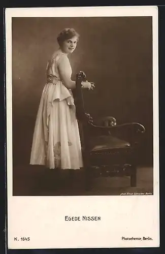 AK Schauspielerin Egede Nissen vor Stuhl stehend