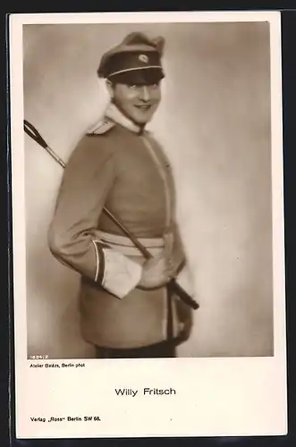 AK Schauspieler Willy Fritsch lächelnd in Uniform posierend