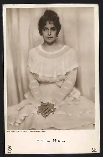 AK Schauspielerin Hella Moja mit einem ernsten Blick in die Kamera