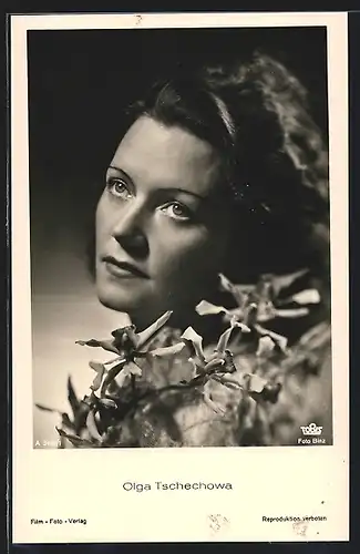 AK Schauspielerin Olga Tschechowa mit Blume porträtiert