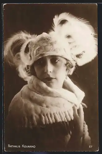 AK Schauspielerin Nathalie Kovanko im Portrait mit Schal und Hut