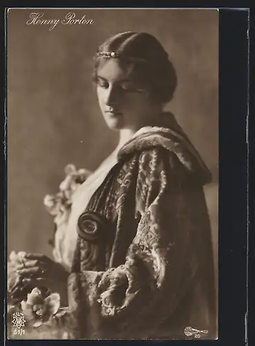 AK Schauspielerin Henny Porten im pelzbesetzen Mantel