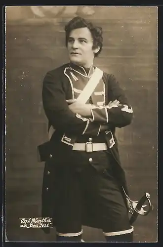 AK Schauspieler Carl Günther in Uniform mit Säbel