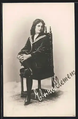 AK Schauspielerin Elvira Clemens posiert auf einen Stuhl