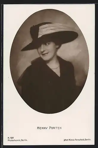 AK Schauspielerin Henny Porten mit grossem schwarzem Hut