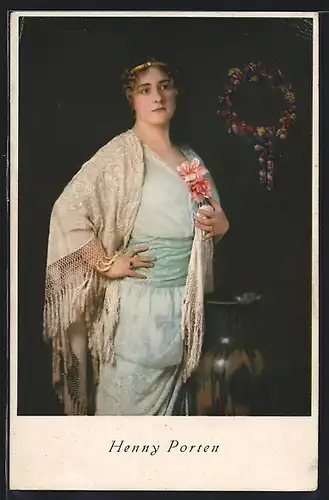 AK Schauspielerin Henny Porten stehend im Kleid mit Vase