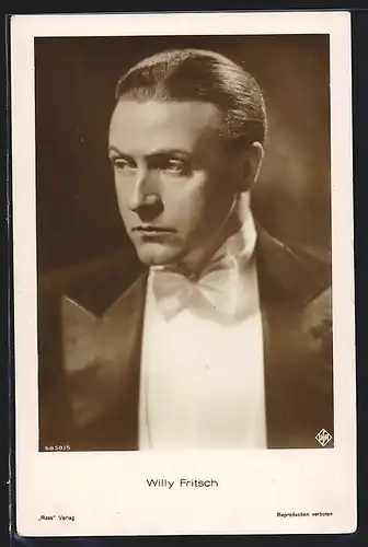 AK Schauspieler Willy Fritsch nachdenklich zur Seite blickend