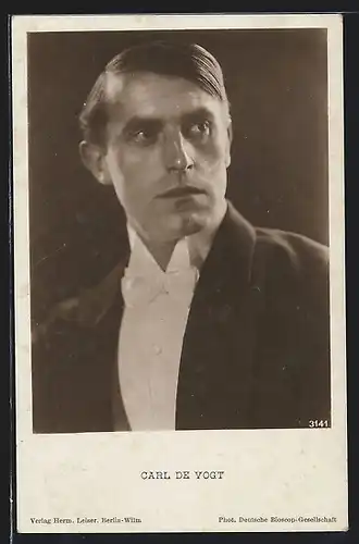 AK Schauspieler Carl de Vogt im Anzug mit Fliege