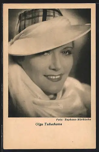 AK Schauspielerin Olga Tschechowa mit tollen Hut in die Kamera lächelnd