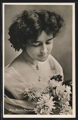 AK Schauspielerin Madge Crichton mit Blumenstrauss