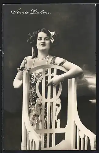 AK Schauspielerin Annie Dirkens posiert am Stuhl