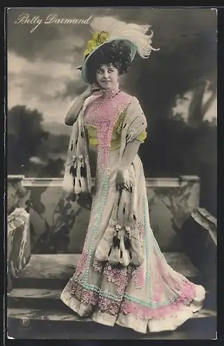 AK Schauspielerin Betty Darmand im bunten Kleid