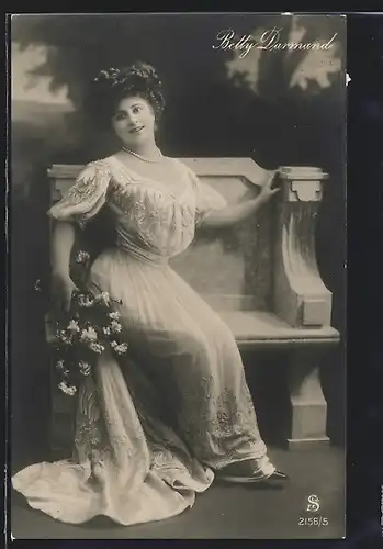 AK Schauspielerin Betty Darmand auf Bank sitzend porträtiert