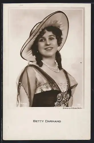 AK Schauspielerin Betty Darmand im Kleid mit Hut