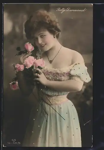 AK Schauspielerin Betty Darmand mit weissen Rosen