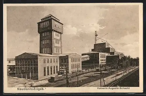 AK Neuölsnitz /Erzgeb., Kaiserin-Augusta-Schacht mit Strasse und Schienen aus der Vogelschau